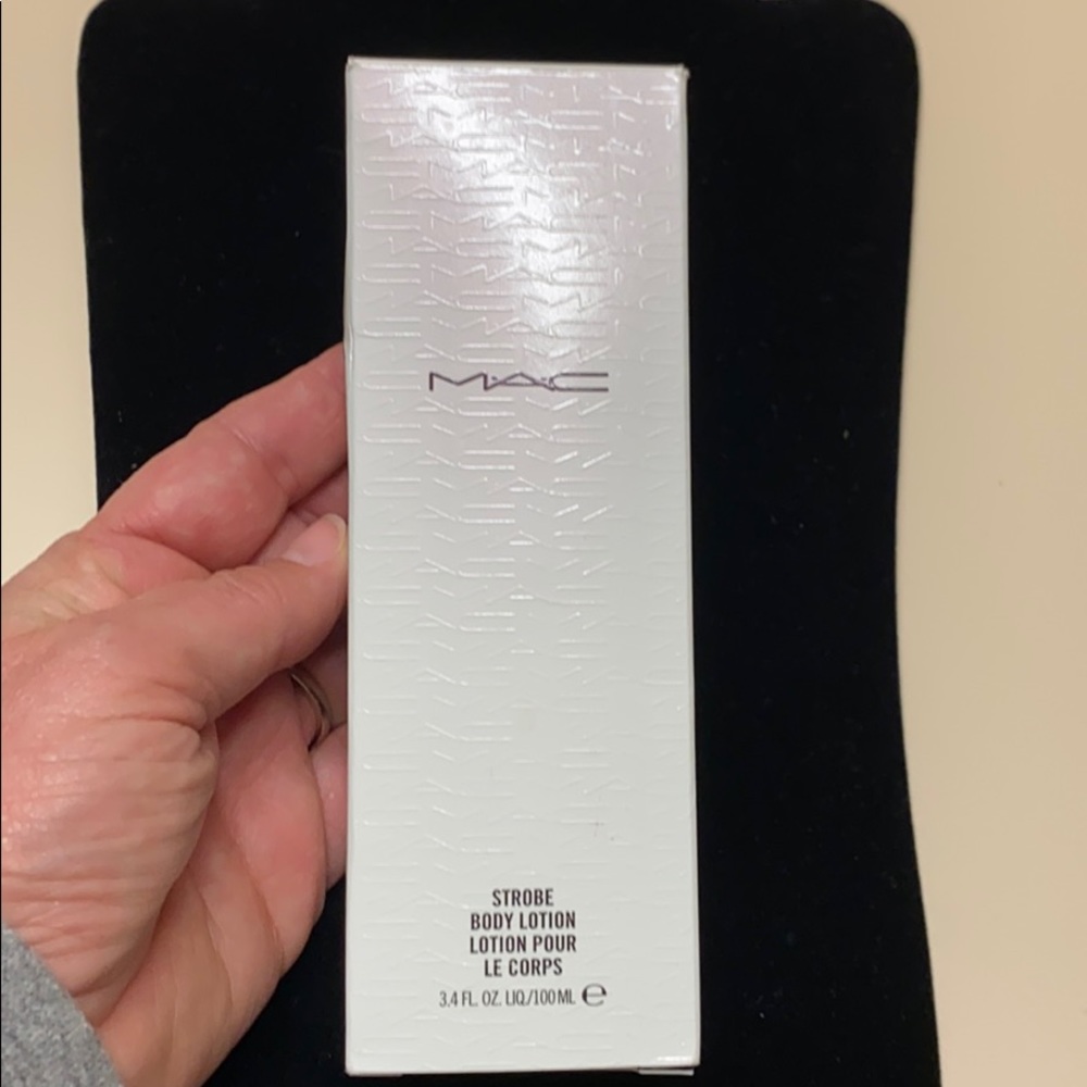 Mac Strobe body lotion